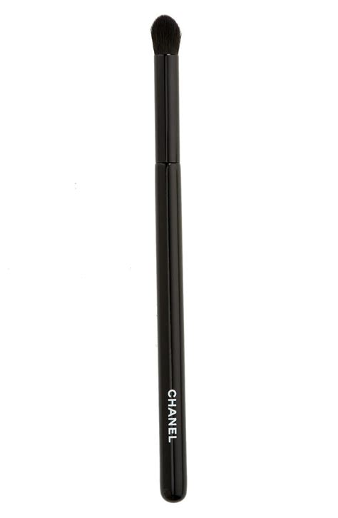 chanel eyeshadow 204|LES PINCEAUX DE CHANEL Rounded Eyeshadow Brush N°204.